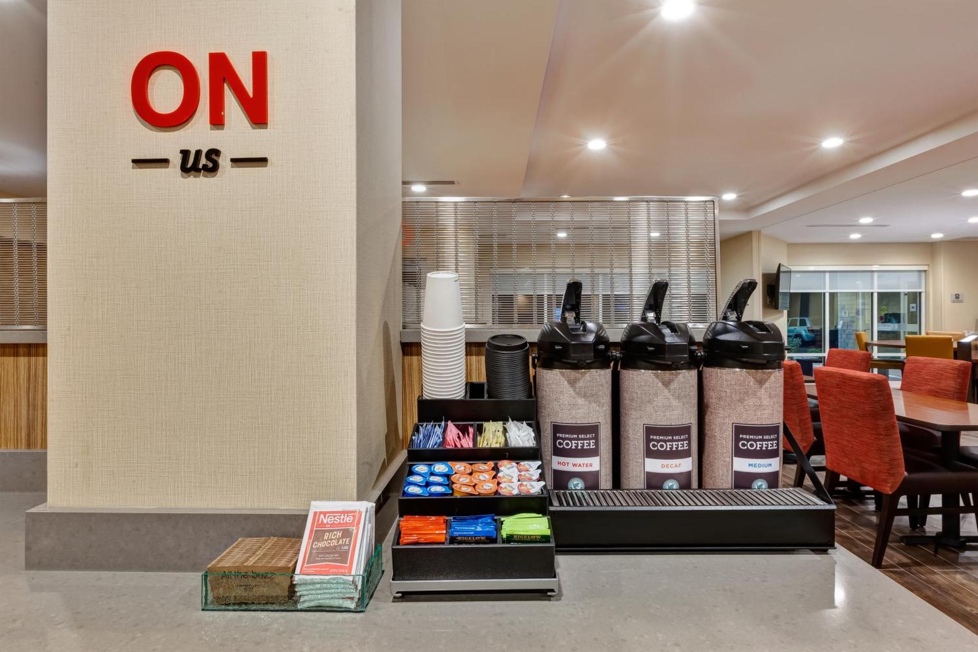大急流城机场东南万豪唐普雷斯套房酒店 外观 照片